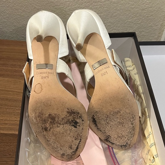 Badgley Mischka Buckle Pumps White Satin Size 9.5 - Picture 5 of 5